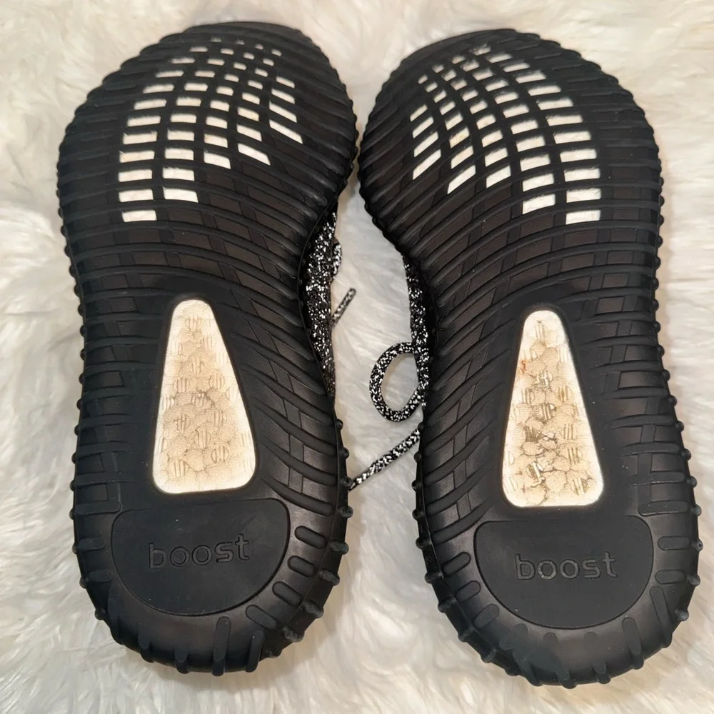 Sleek Black Knit Men's Sneakers - Picture 7 of 12